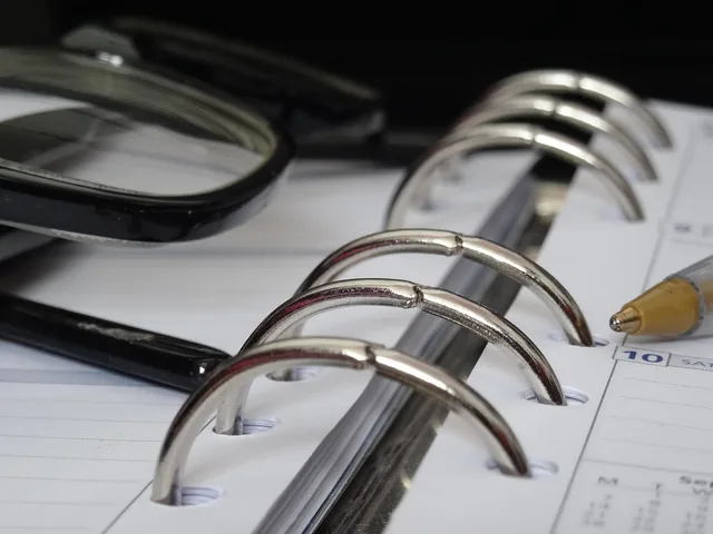 planner, glasses, time management, notebook, secretary, assessment, homework, organizer, plan, diary, rings, schedule, binder, gray laptop, gray time, gray glass, gray plan, gray glasses, gray schedule, gray planning, gray management, assessment, assessment, assessment, assessment, assessment, binder. Koszty utrzymania CRM: na co zaplanować budżet po wdrożeniu