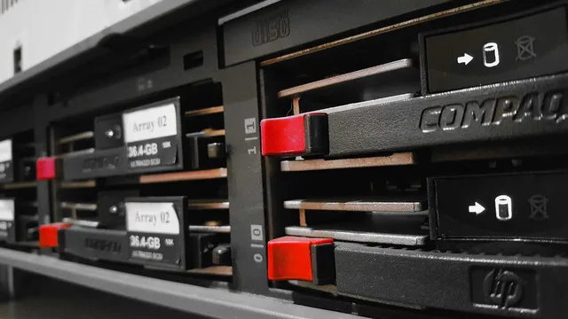 server, network, computer, computer science, it, data, digital, red, server, server, server, server, server. Migracja danych do CRM: jak oczyścić rekordy i uniknąć duplicatów