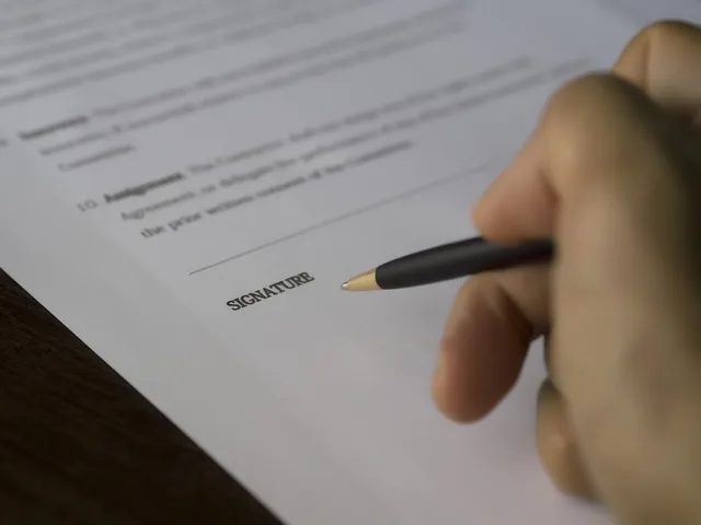 business, signature, contract, document, deal, paperwork, hand, ready, to write, ok, signature, signature, contract, contract, contract, contract, contract, paperwork, paperwork. Modele licencji ERP: abonament, licencja wieczysta i subskrypcja