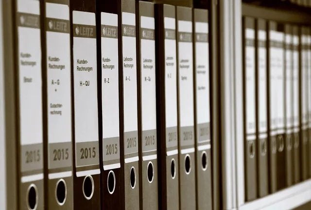 office work, work, office, folder, files, file folder, balance sheet, accounting, invoice, management, organization, folder, files, files, files, files, files, accounting, accounting, accounting, invoice. Połączenie CRM z fakturowaniem: jakie procesy zautomatyzować
